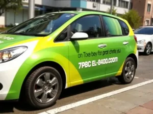 Częściowe oklejanie samochodu – kiedy ma sens i jakie daje efekty