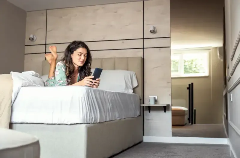 Pościel hotelowa na każdą porę roku: jak dostosować ofertę do sezonu